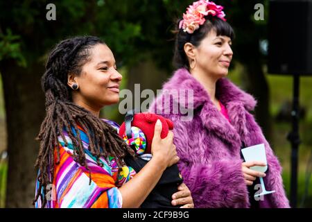 Mère et bébé regardant de la musique live à nous ne le sont pas Un festival socialement distancé à Pippingford Park - camping avec une ambiance de festival Banque D'Images