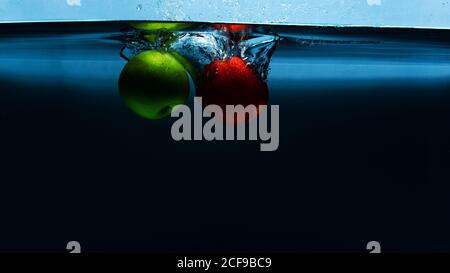 gros plan. tir d'objet. pommes dans l'eau. Photo de haute qualité Banque D'Images
