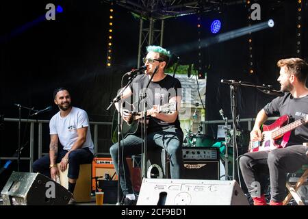 Bobby Shoebotham et le groupe jouant en direct à We ne sont pas Un festival socialement distancé à Pippingford Park - camping avec une ambiance de festival Banque D'Images