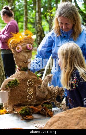 La mère et la fille au singe faisant l'atelier créatif d'art de la nature Chez nous ne sommes pas un festival socialement distancé événement dans Parc Pippingford Banque D'Images