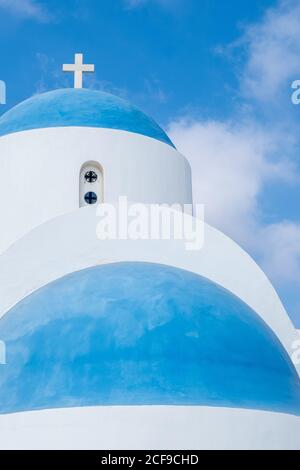 Église chrétienne traditionnelle avec beffroi et dôme contre bleu nuageux ciel Banque D'Images