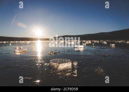 Petits morceaux de glace flottant sur l'eau froide calme de Laguna de los Pèces le matin ensoleillé en Espagne Banque D'Images