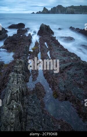 Magnifique paysage marin de la plage de Playa de Gueirua avec des rochers le jour brumeux à Asturias, Espagne Banque D'Images