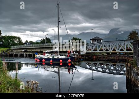 Un yacht passant par les deux ponts d'oscillation à Banavie. (Traité en tant qu'image HDR). Banque D'Images