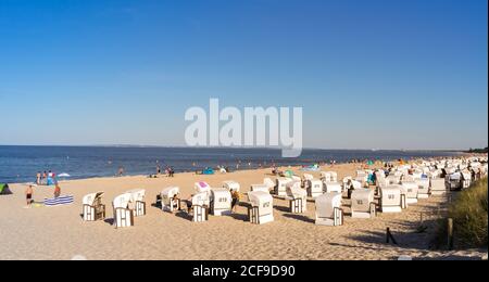 USEDOM, ALLEMAGNE - 05 août 2020 : AHLBECK, USEDOM, ALLEMAGNE 05 août 2020. De belles chaises de plage à capuchon par une journée ensoleillée près de la plage à Usedom. Banque D'Images