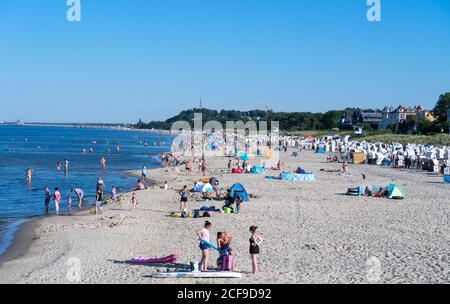 USEDOM, ALLEMAGNE - 05 août 2020 : AHLBECK, USEDOM, ALLEMAGNE 05 août 2020. De belles chaises de plage à capuchon par une journée ensoleillée près de la plage à Usedom. Banque D'Images