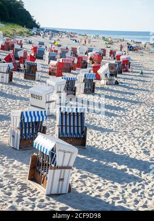 USEDOM, ALLEMAGNE - 05 août 2020 : AHLBECK, USEDOM, ALLEMAGNE 05 août 2020. De belles chaises de plage à capuchon par une journée ensoleillée près de la plage à Usedom. Banque D'Images