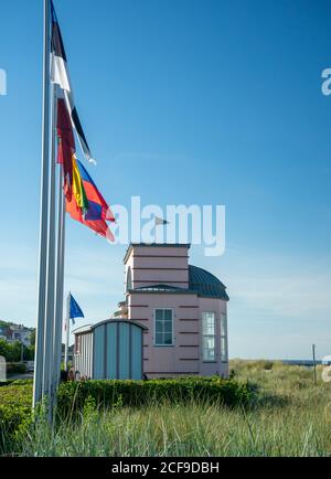 USEDOM, ALLEMAGNE - 05 août 2020 : AHLBECK, USEDOM, ALLEMAGNE 05 août 2020. De belles chaises de plage à capuchon par une journée ensoleillée près de la plage à Usedom. Banque D'Images