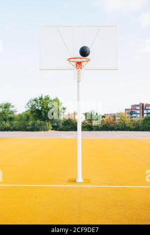 Terrain de basket-ball jaune extérieur. Banque D'Images