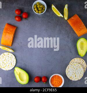 Saumon cru aux épices et aux légumes autour de planches rondes en bois sur la table en graphite. Vue de dessus avec espace libre Banque D'Images