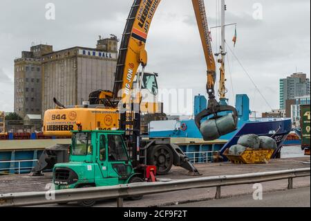 Cork, Irlande. 4 septembre 2020. Les seaux de déchets domestiques, collectés par Country Clean, sont chargés sur le navire de fret général 'Zeeland' au port de Cork pour un voyage au Danemark où les déchets seront éliminés. Les déchets sont exportés toutes les 2-3 semaines. Crédit : AG News/Alay Live News Banque D'Images