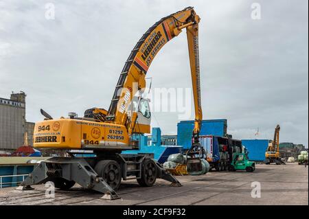 Cork, Irlande. 4 septembre 2020. Les seaux de déchets domestiques, collectés par Country Clean, sont chargés sur le navire de fret général 'Zeeland' au port de Cork pour un voyage au Danemark où les déchets seront éliminés. Les déchets sont exportés toutes les 2-3 semaines. Crédit : AG News/Alay Live News Banque D'Images