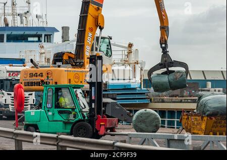 Cork, Irlande. 4 septembre 2020. Les seaux de déchets domestiques, collectés par Country Clean, sont chargés sur le navire de fret général 'Zeeland' au port de Cork pour un voyage au Danemark où les déchets seront éliminés. Les déchets sont exportés toutes les 2-3 semaines. Crédit : AG News/Alay Live News Banque D'Images