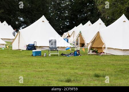 Le champ de glamping de tente de cloche à nous ne sont pas un Festival socialement distancé événement dans le parc de Pippingford - camping avec une vibe de festival Banque D'Images