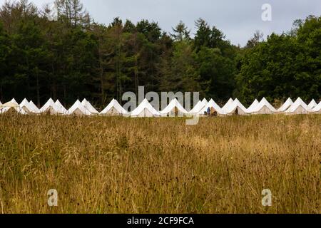 Le champ de glamping de tente de cloche à nous ne sont pas un Festival socialement distancé événement dans le parc de Pippingford - camping avec une vibe de festival Banque D'Images