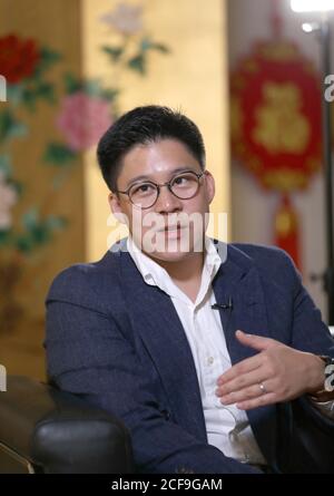 Hong Kong, Fédération chinoise de la jeunesse. 31 août 2020. Kenneth Fok Kai-kong, un vice-président nouvellement élu de la All-China Youth Federation, gestuelle lors d'une entrevue avec Xinhua le 31 août 2020. POUR ALLER AVEC 'Interview: Kenneth Fok appelle à plus d'efforts pour aider les jeunes de Hong Kong à exploiter les opportunités de la région de la baie plus grande" crédit: Wu Xiaochu/Xinhua/Alay Live News Banque D'Images