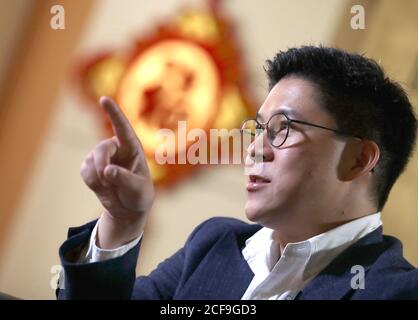 Hong Kong, Fédération chinoise de la jeunesse. 31 août 2020. Kenneth Fok Kai-kong, un vice-président nouvellement élu de la All-China Youth Federation, gestuelle lors d'une entrevue avec Xinhua le 31 août 2020. POUR ALLER AVEC 'Interview: Kenneth Fok appelle à plus d'efforts pour aider les jeunes de Hong Kong à exploiter les opportunités de la région de la baie plus grande" crédit: Wu Xiaochu/Xinhua/Alay Live News Banque D'Images