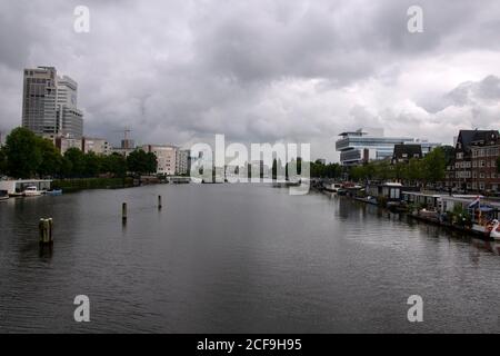 Vue sur la rivière Amstel par temps sombre à Amsterdam 14-7-2020 pays-Bas Banque D'Images