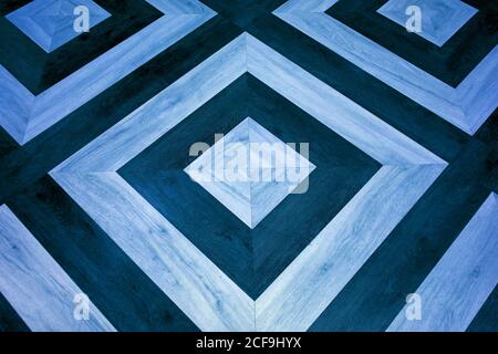 Parquet en bois à motif géométrique bleu clair et bleu marine Banque D'Images