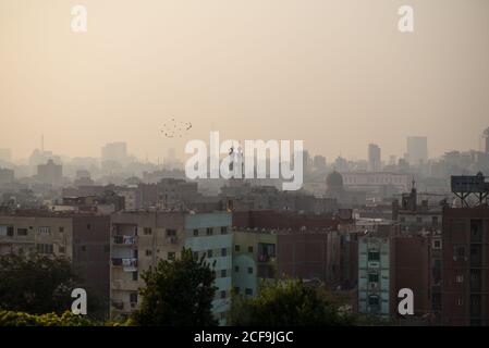 Vue imprenable sur la ville traditionnelle avec bâtiment et minarets ornementaux dans la journée brumeux du matin, parc Al-Azhar, le Caire, Egypte Banque D'Images