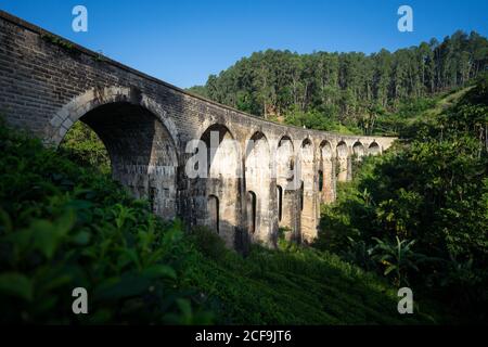 Femme asiatique attentionnés marchant le long du chemin de fer dans l'ancien pont Banque D'Images