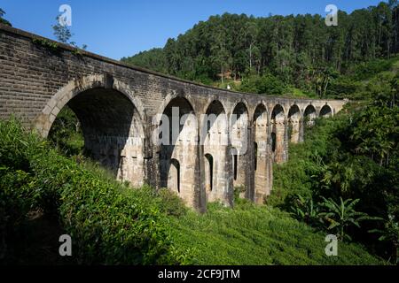 Femme asiatique attentionnés marchant le long du chemin de fer dans l'ancien pont Banque D'Images