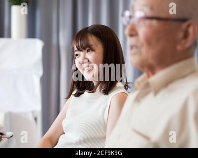 Une jeune femme parle heureusement avec son grand-père Banque D'Images