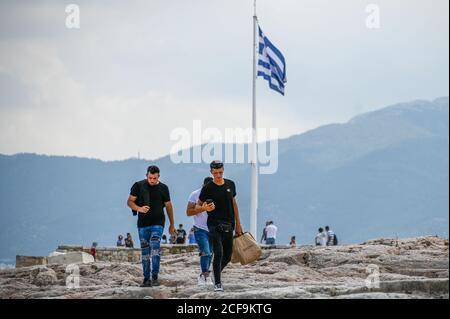 Athènes, Grèce. 04e septembre 2020. Quelques touristes marchent devant un drapeau grec à l'Acropole d'Athènes, Grèce, le 7 août 2020. Photo de Thomas Maresca/UPI crédit: UPI/Alay Live News Banque D'Images