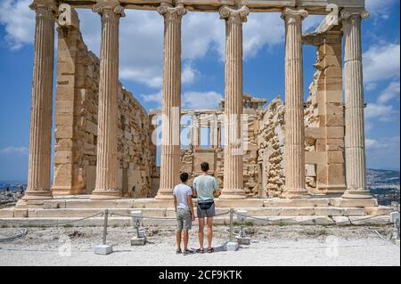 Athènes, Grèce. 04e septembre 2020. Une paire de touristes se tiennent devant une ruine ancienne à l'Acropole d'Athènes, Grèce, le 7 août 2020. Photo de Thomas Maresca/UPI crédit: UPI/Alay Live News Banque D'Images