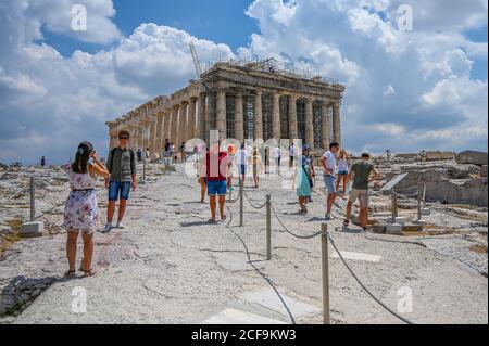 Athènes, Grèce. 04e septembre 2020. De petits groupes de touristes se tiennent près du Parthénon à l'Acropole d'Athènes, Grèce, le 7 août 2020. Le tourisme a tardé à revenir depuis que la Grèce s'est ouverte aux voyageurs internationaux le 1er juillet. Photo de Thomas Maresca/UPI crédit: UPI/Alay Live News Banque D'Images