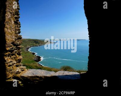 Vue depuis la fenêtre est de la chapelle Saint-Michel, Rame Head, vers Penlee point et South Devon. Banque D'Images