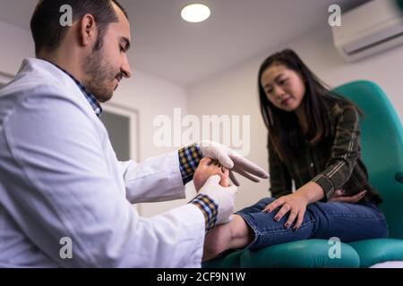 Podiatre examinant et traitant le patient Banque D'Images