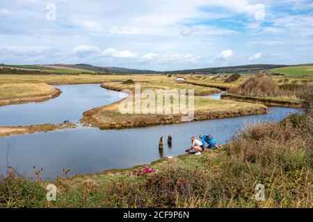 Seaford UK 04 septembre 2020 - les marcheurs profitent aujourd'hui d'un temps chaud et ensoleillé avec un mélange de nuages à Cuckmere Haven près de Seaford sur la côte du Sussex . : crédit Simon Dack / Alamy Live News Banque D'Images