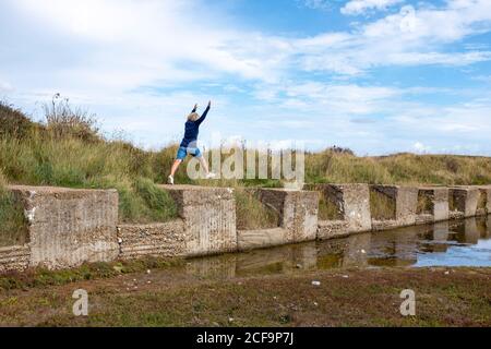 Seaford UK 04 septembre 2020 - les marcheurs profitent aujourd'hui d'un temps chaud et ensoleillé avec un mélange de nuages à Cuckmere Haven près de Seaford sur la côte du Sussex . : crédit Simon Dack / Alamy Live News Banque D'Images