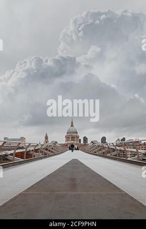 Cathédrale Saint-Paul, vue depuis le Millennium Bridge, Londres Banque D'Images