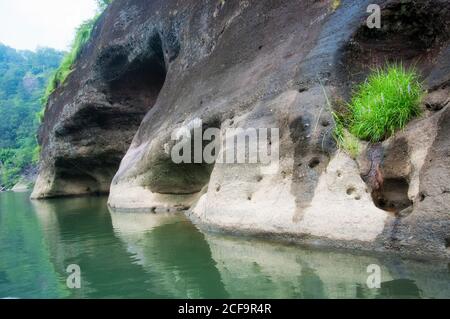 formations rocheuses inhabituelles sur la rivière nine bend à wuyishan, un jour couvert dans la province de fujian en chine. Banque D'Images