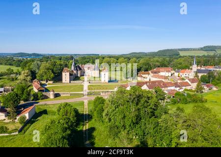 France, Côte d'Or, Commarin, village et Château de Commarin (vue aérienne) // France, Côte d'Or (21), Commarin, village et château de Commarin (vue aé Banque D'Images