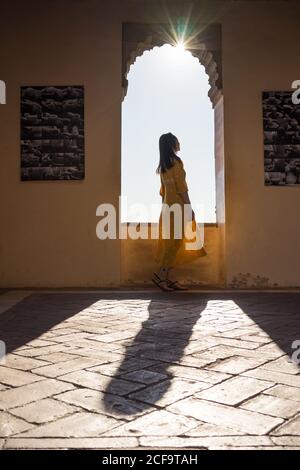 Femme voyageur dans l'arche de l'ancienne forteresse Banque D'Images