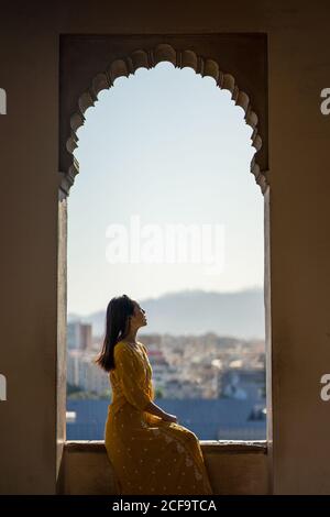 Femme voyageur dans l'arche de l'ancienne forteresse Banque D'Images