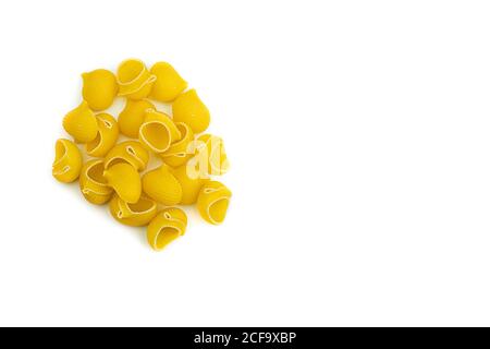 Pâtes crues lumaconi rigati, macro isolée sur fond blanc. Banque D'Images