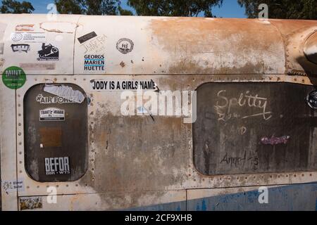 Ancien avion abandonné exposé à l'extérieur. Gros plan sur les fenêtres. Daly Waters, Stuart Highway, territoire du Nord NT, Australie Banque D'Images