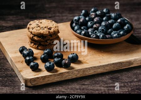 Myrtille et biscuits sur bois Banque D'Images