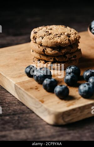 Myrtille et biscuits sur bois Banque D'Images