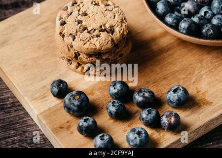 Myrtille et biscuits sur bois Banque D'Images