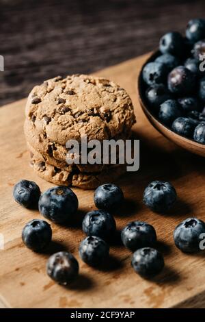 Myrtille et biscuits sur bois Banque D'Images