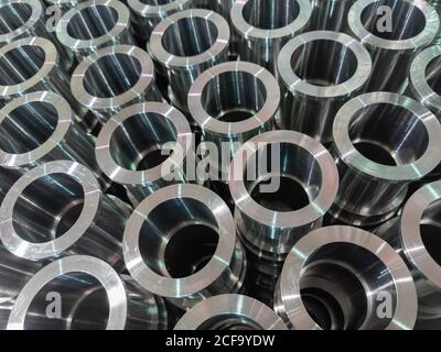 arrière-plan de la pile de production industrielle en acier brillant abstrait avec usinage cnc tuyaux - mise au point sélective et technique de flou de l'objectif Banque D'Images