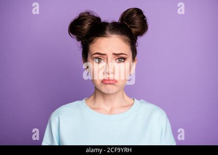 Portrait de la fille frustrée de l'adolescence d'entendre horrible virus corona épidémie de nouvelles pleurer porter de bonnes vêtements look isolé sur violet couleur de fond Banque D'Images