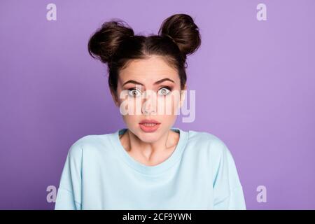 Portrait d'une jeune fille de panique frustrée entend une terrible pandémie de coronavirus nouvelles porter de bons vêtements look isolé sur fond violet de couleur Banque D'Images