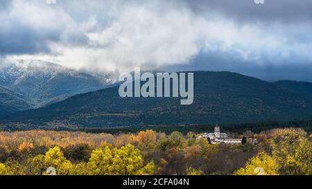Vue pittoresque du petit village situé dans la paisible vallée de forêt d'automne dans les montagnes le jour couvert Banque D'Images