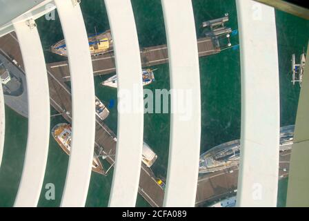 En regardant à travers le plancher de verre de la Tour Spinnaker et les côtes de la voile de facturable dans une partie du port ci-dessous, avec des bateaux amarrés Banque D'Images